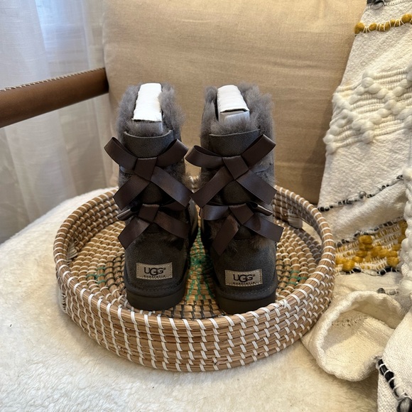 NWT Grey Ugg’s Bailey Bow - Picture 2 of 5
